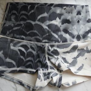 LULULEMON - Gray/White Pattern HighRise Spandex